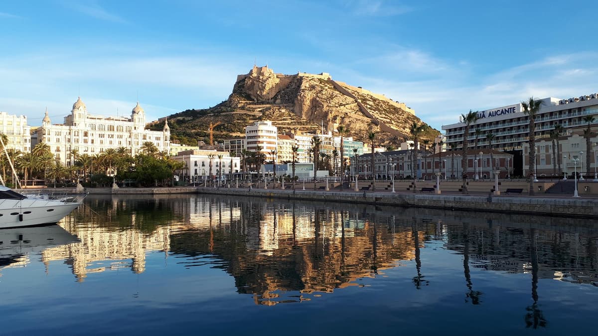 Diseño web y SEO en Alicante - Mapa de la provincia con Torrevieja, Elche, Benidorm y áreas de servicio de Corexia